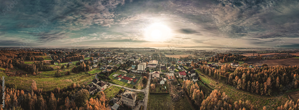 Nowoczesna wieś Czyżowice w gminie Gorzyce na Śląsku w Polsce, panorama jesienią z lotu ptaka