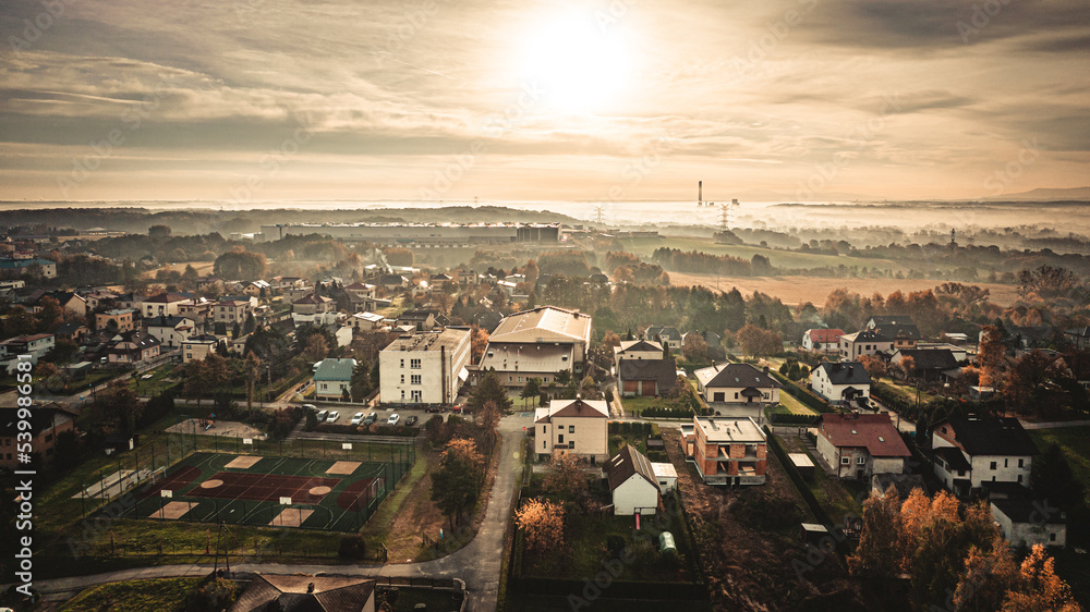 Nowoczesna wieś Czyżowice w gminie Gorzyce na Śląsku w Polsce, panorama jesienią z lotu ptaka