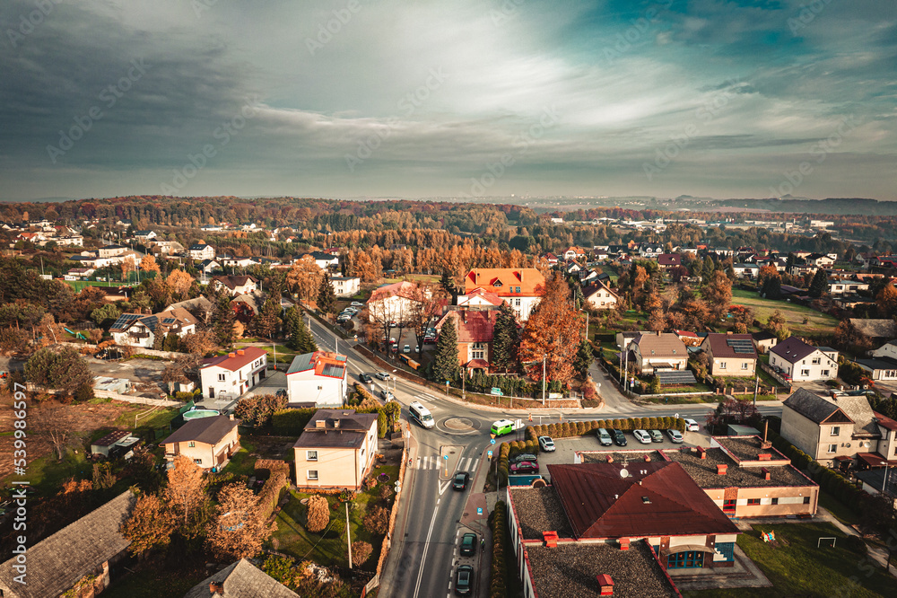 Nowoczesna wieś Czyżowice w gminie Gorzyce na Śląsku w Polsce, panorama jesienią z lotu ptaka