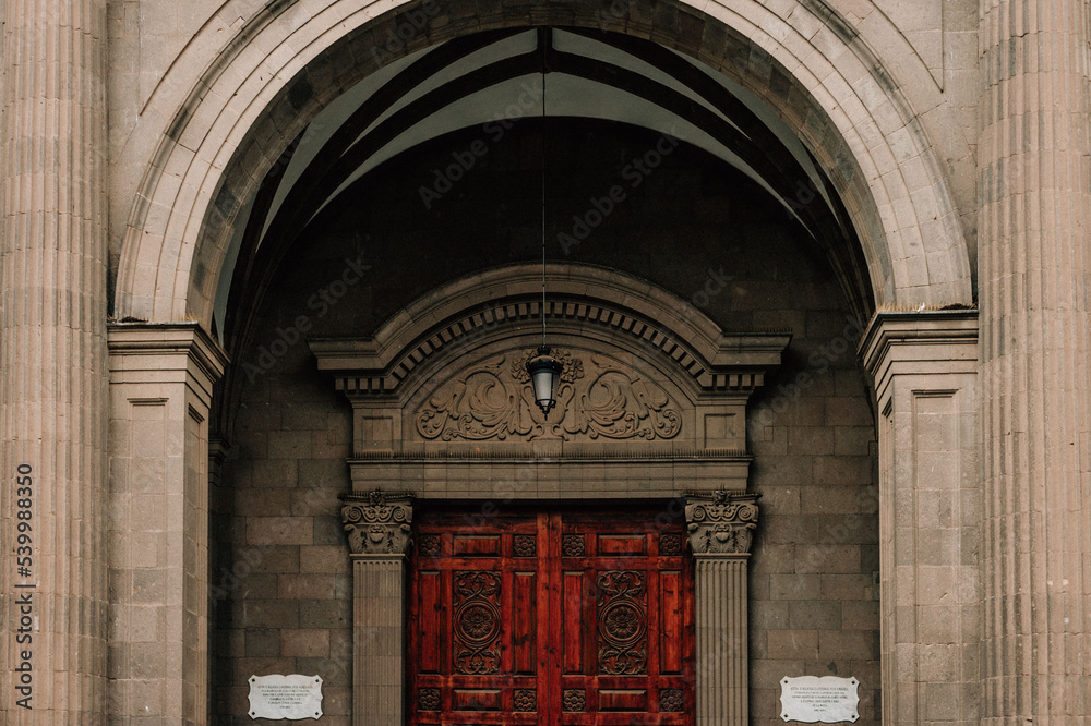 Arquitectura de Gran Canaria. Calles, edificios, motivos, ventanas, puertas, ornamentos y paisajes. Ciudad de Islas Canarias, España.