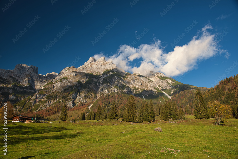 tennengebirge Salzburg Pongau Österreich unter blau Himmel mit wolken im Herbst 