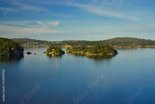 Bewohnte Inseln vor der K  ste S  d-Norwegens auf der Schiffspassage nach Bergen 
