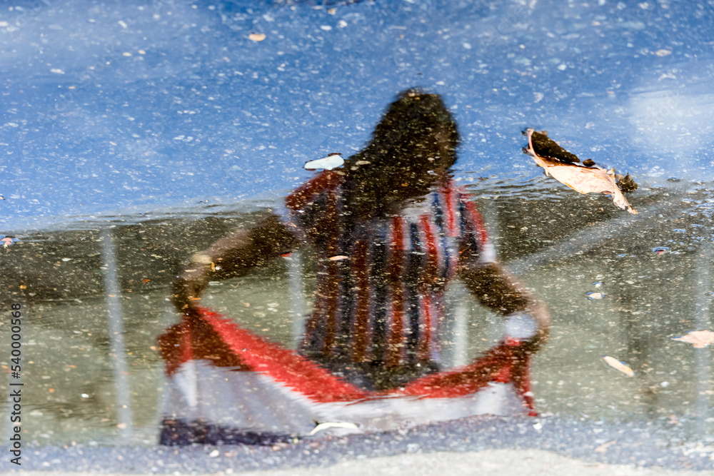 Φωτογραφία Supporters of the Esporte Clube Bahia football team, seen through the reflection of the water in the vicinity of the Arena Fonte Nova stadium