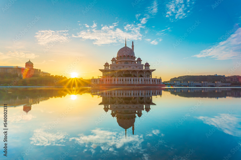 Obraz premium Beautiful sunrise At Putra Mosque, Putrajaya Malaysia with colorful clouds and reflection on the lake surface.
