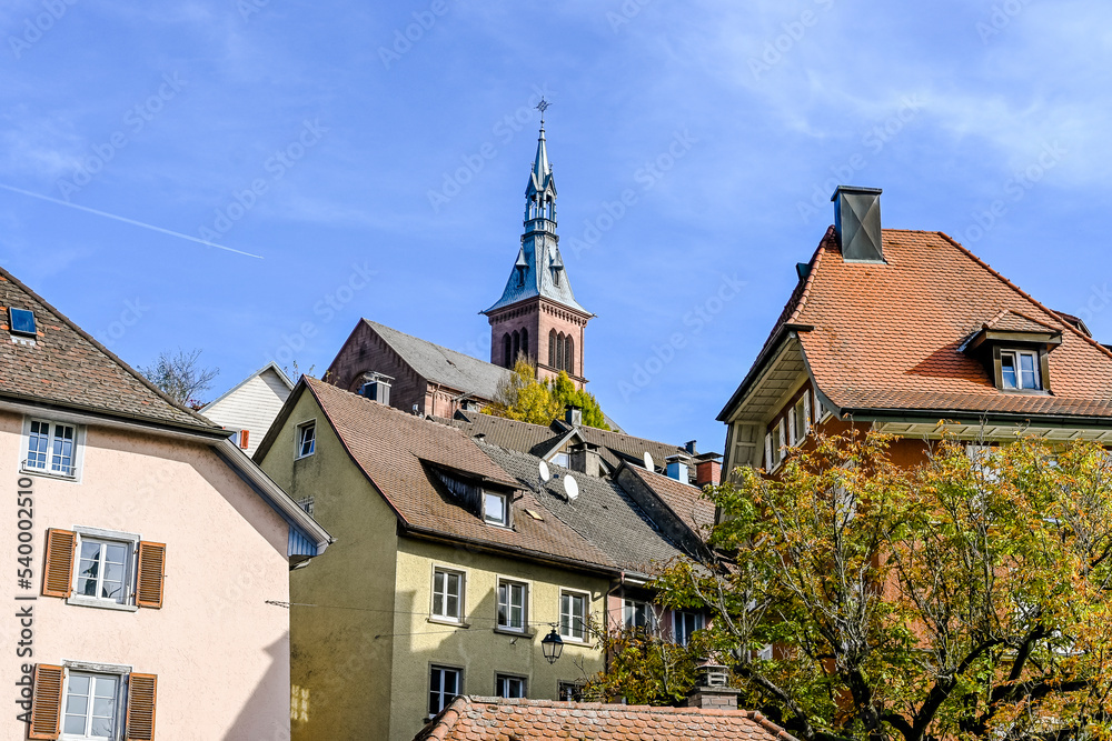 Obraz premium Laufenburg, Laufenburg Baden, Altstadt, Heilig Geist, Kirche, Laufenbrücke, Rhein, Rheinuferweg, Altstadthäuser, Herbst, Herbstsonne, Baden-Württemberg, Deutschland