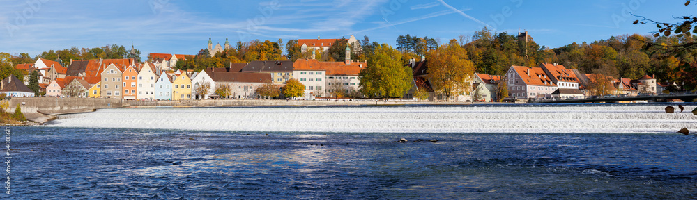 Obraz premium View over the Lech weir near Landsberg am Lech to the house front of the Lech promenade