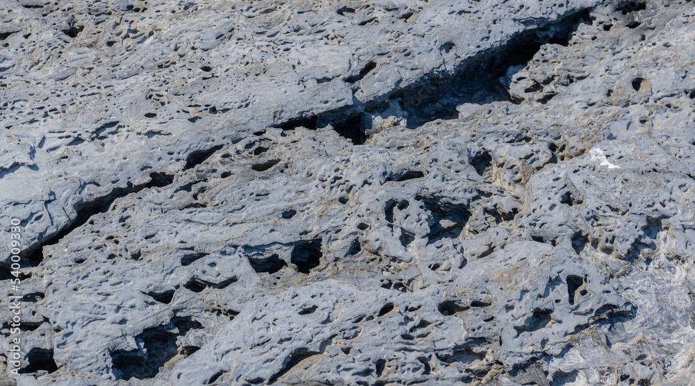 Klippen Gestein am Indischen Ozean an der Küste bei Tsitsikamma Südafrika