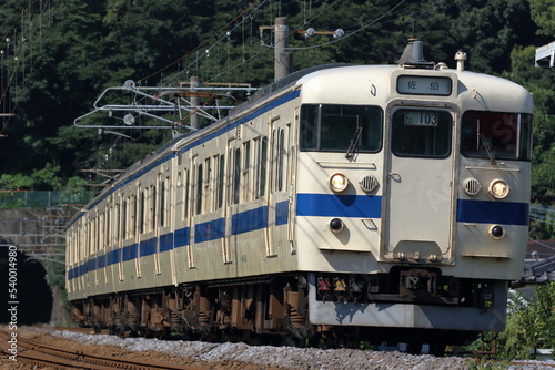 トンネルを通過した普通列車