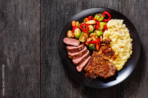 Canvas Print beef steak with potato mash and roasted vegetables
