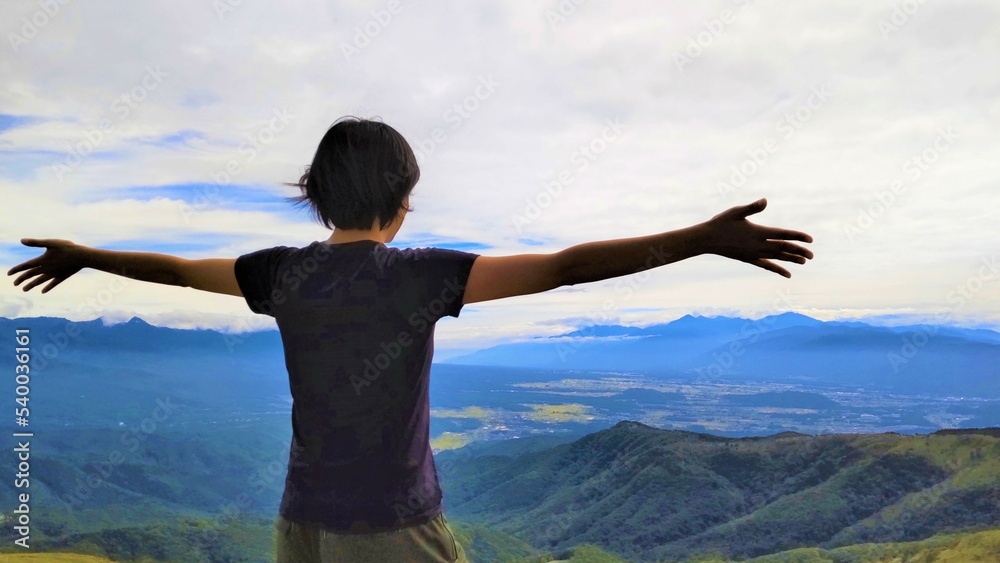 日本の長野県の山頂に立つ女性 日本の長野県の山頂に立つ女性