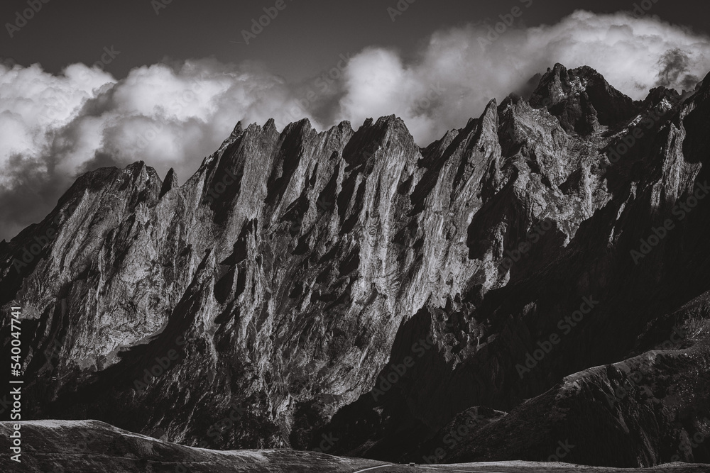 Obraz premium jagged mountains black and white