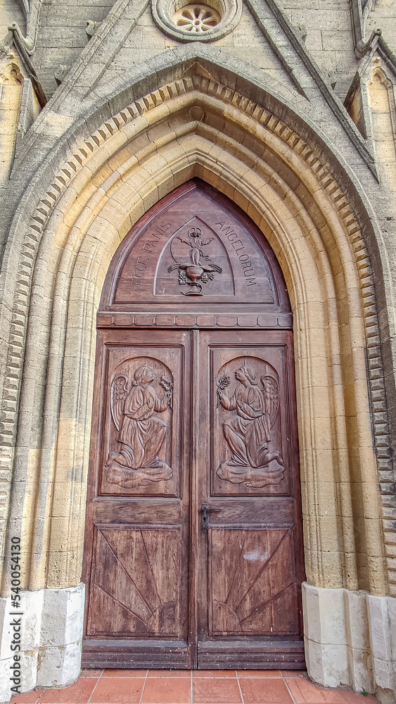 porte d'entrée de l'église de Fournès (gard, France)