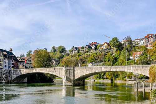 Laufenburg, Rhein, Rheinufer, Laufenbrücke, Altstadt, Altstadthäuser, Uferweg, Herbst, Herbstsonne, Herbstlaub, Schweiz, Deutschland