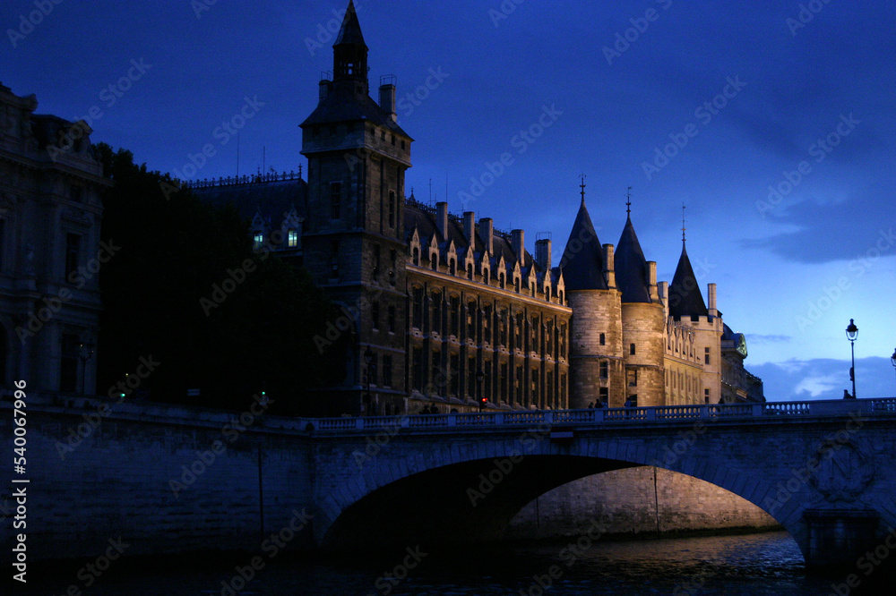 Fotografía noctucna de la Conciergerie, tambiñen conocida como el Palais de la Cité de París, vista desde el Sena.