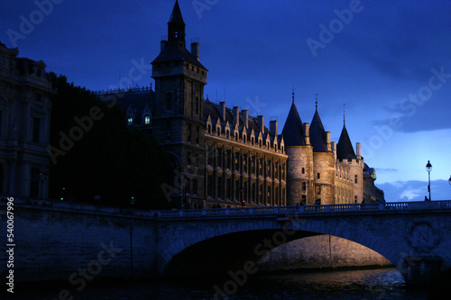 Fotograf  a noctucna de la Conciergerie  tambi  en conocida como el Palais de la Cit   de Par  s  vista desde el Sena.