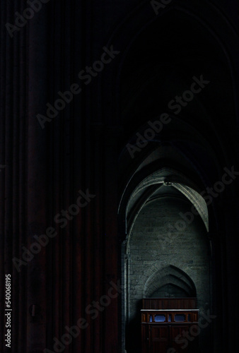 Luz sobre el piano, en una oscura iglesia medieval. Fotografía realizada en Francia. 