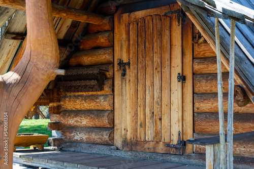 Drzwi w drewnianym góralskim domku © Heroc