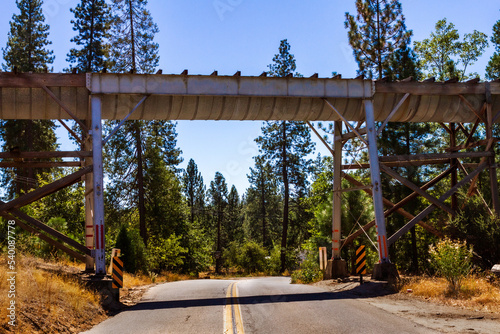 Photo An aqueduct crossing over a road in the Sierra National Forest