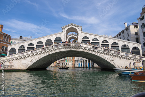 Rialto bridge, in Venice. Puente Rialto de Venecia.