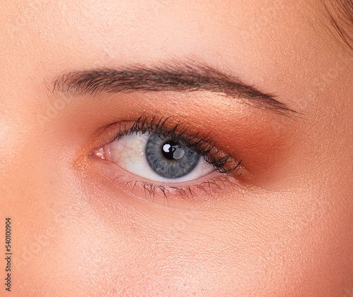 Eye with vibrant eye makeup beauty look