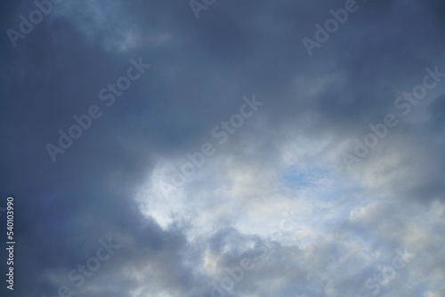 Wolken Gebilde mit blau, grau und weiß