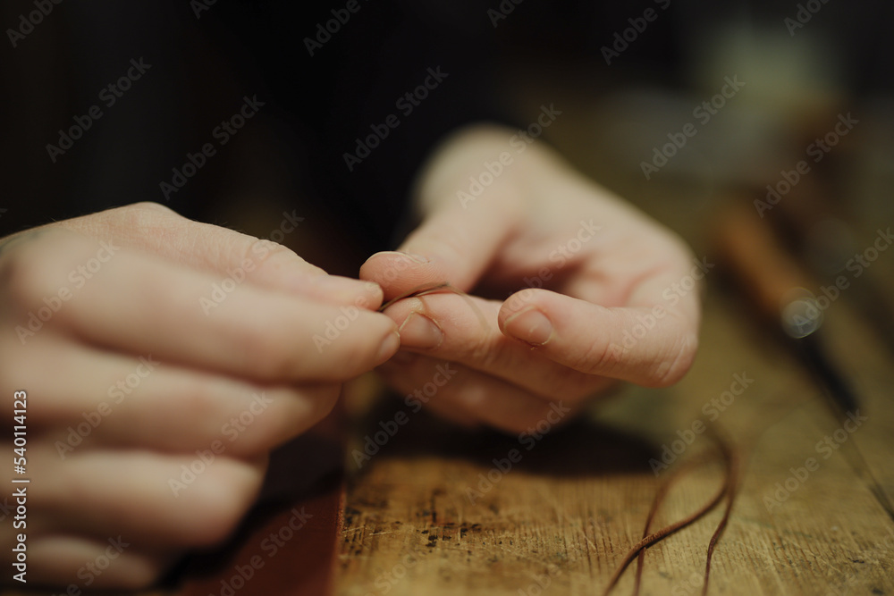 Obraz premium threading a needle for sewing