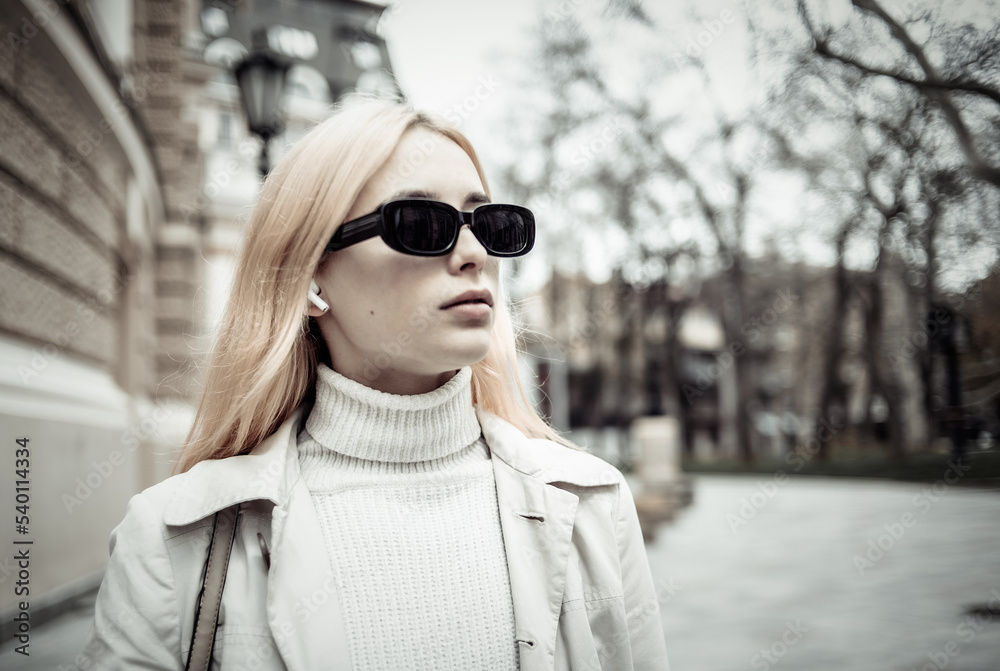 Portrait of fashion woman in trendy stylish sunglasses in the city