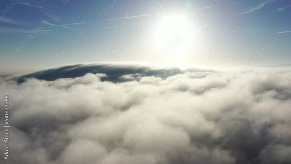 Mer de nuage avec levé de soleil vue en drone