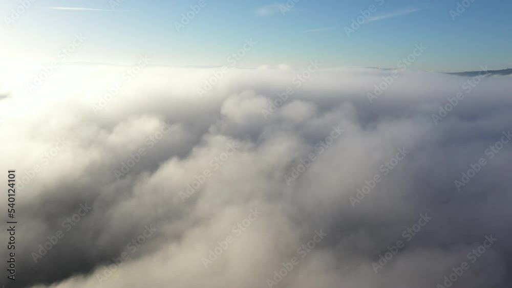 Mer de nuage avec levé de soleil vue en drone