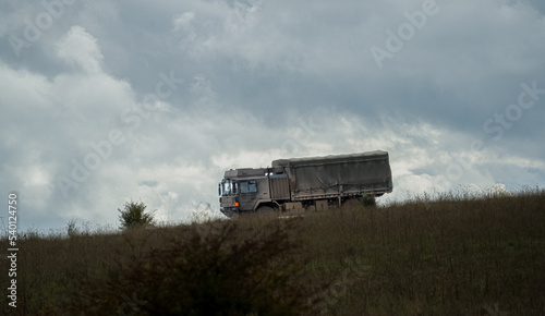 Foto British army MAN SV 4x4 logistics lorry in action descending a hill on a militar