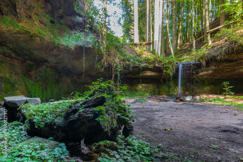 nat  rlicher Wasserfall mit Felsen und gr  nen Moos im Pf  lzer Wald in Deutschland