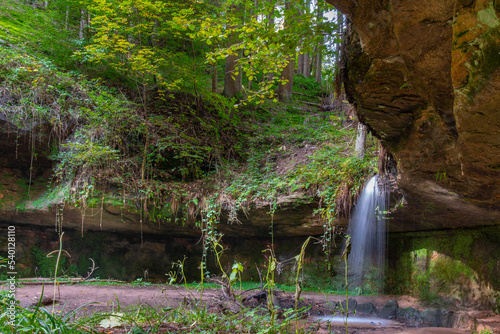 Fototapeta Naklejka Na Ścianę i Meble -  Natürlicher Wasserfall mit Steinen und grünen Moos