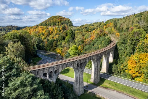 Obraz Kamienny wiadukt kolejowy w Lewinie Kłodzkim.	