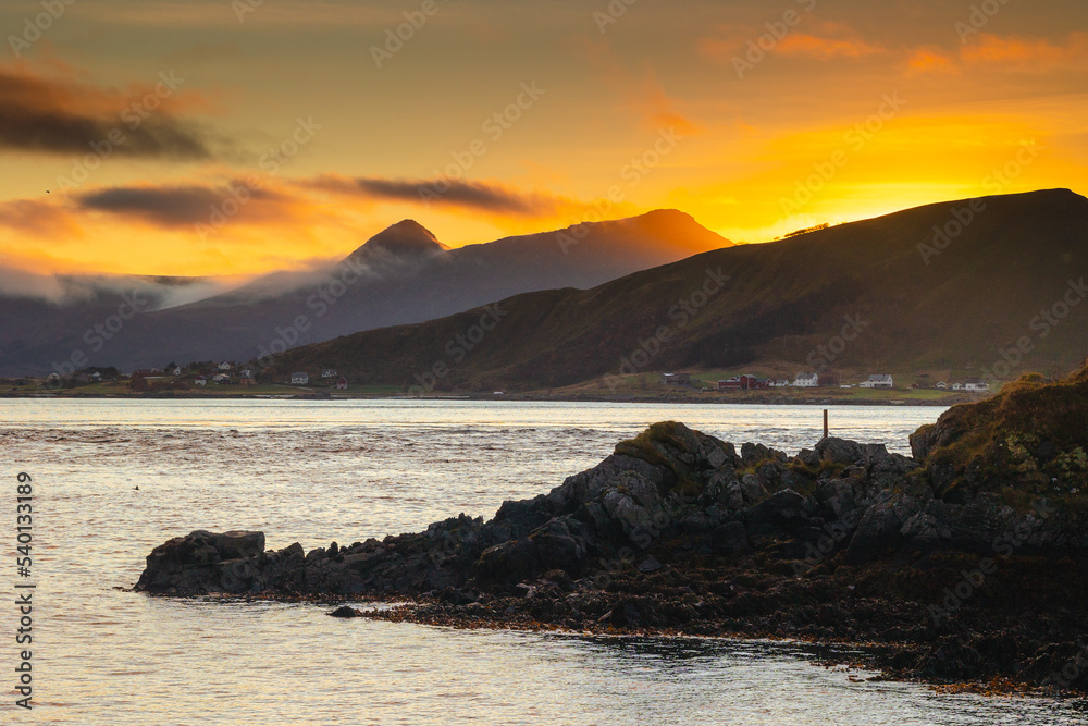 Obraz premium Beautiful and colorful autumn in the Lofoten archipelago in Norway. Breathtaking landscapes show the power of nature.