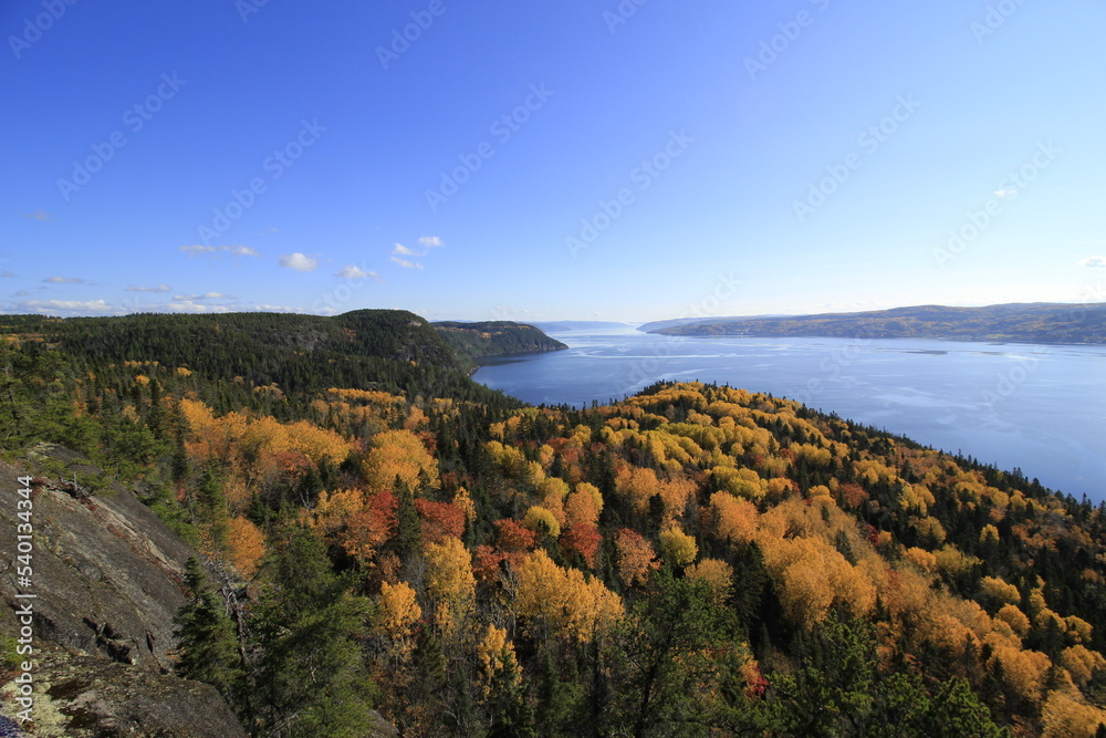 Naklejka premium Automne sur le fjord du Saguenay