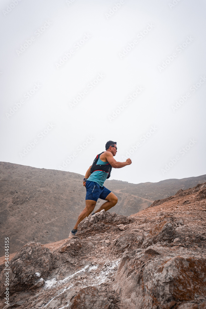 Hombre haciendo deporte por las montañas 