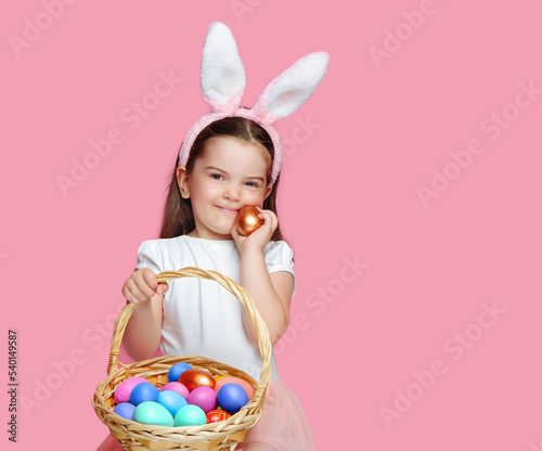 Obraz na płótnie Smiling little girl with Easter eggs in her hand w salonie