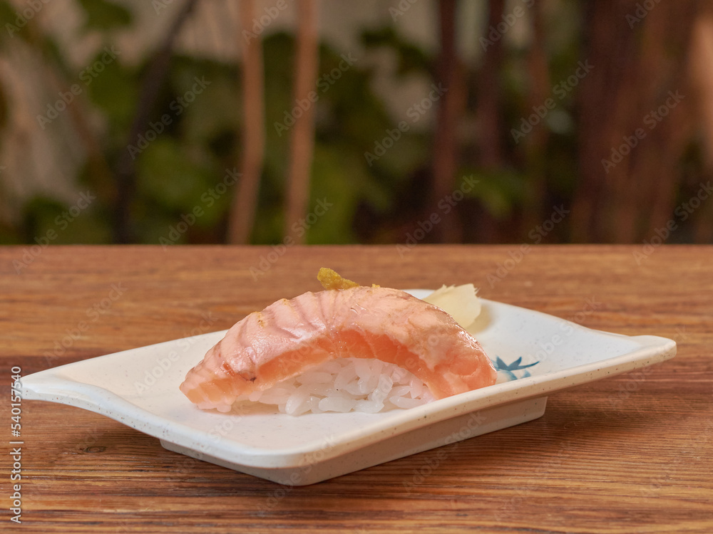 comida japonesa, salmon , arroz, camarones comida japonesa, salmon , arroz, camarones
