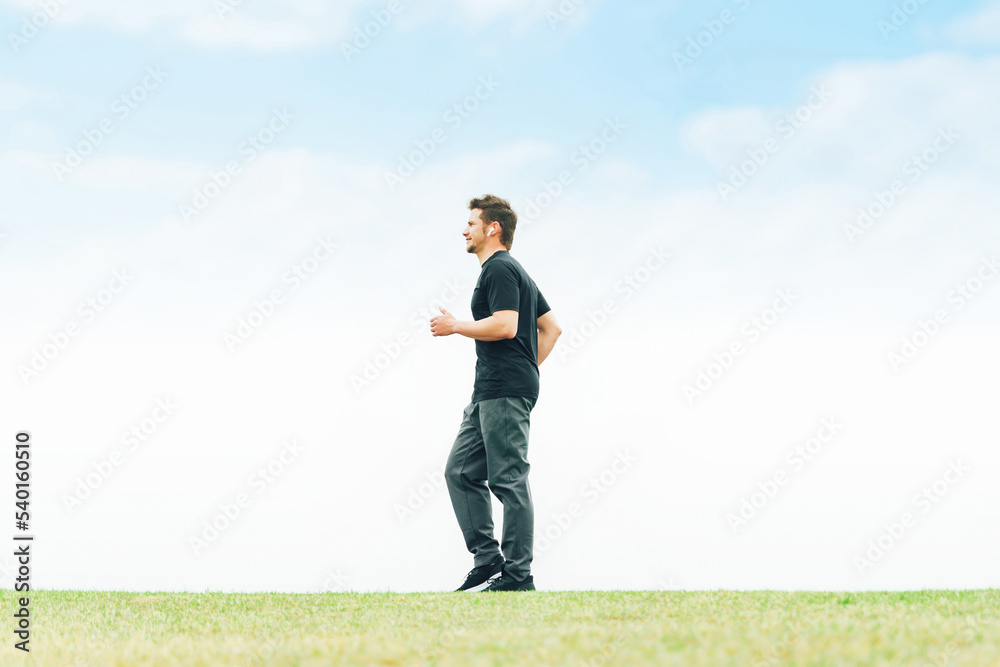公園で運動・散歩・ウォーキングする白人男性

