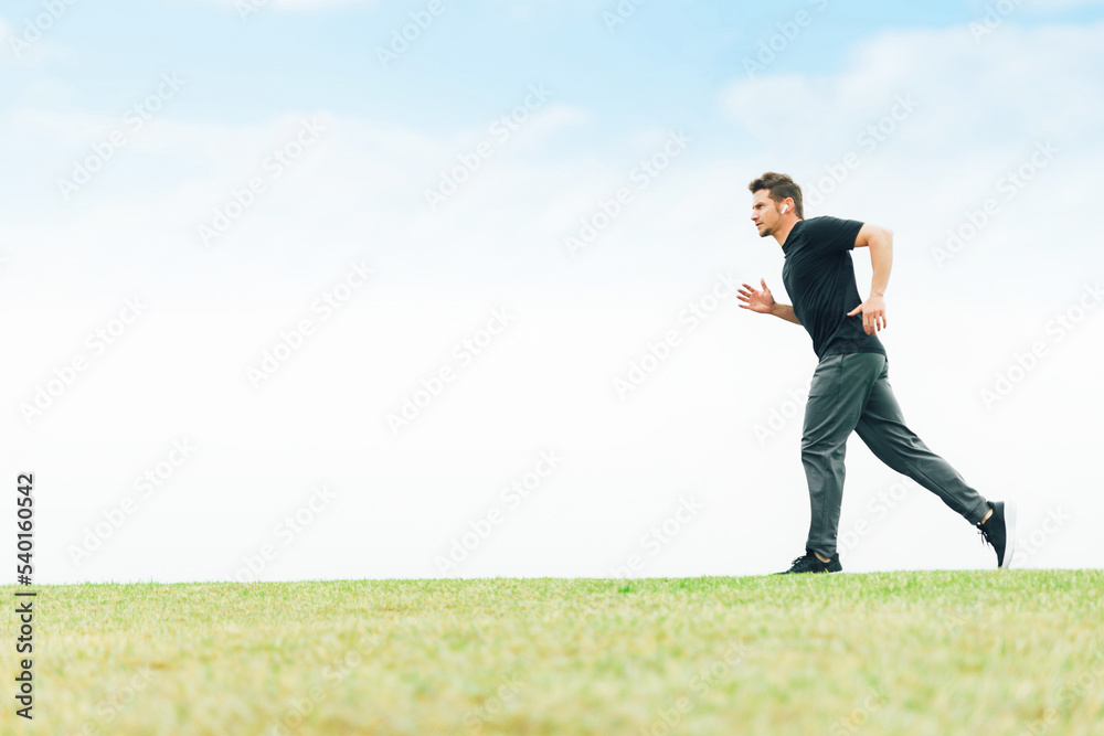 ランニング・ジョギングなど走る運動をするスポーツウェアを着たアスリートの白人男性
