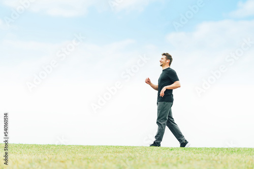 公園で運動・散歩・ウォーキングする白人男性 