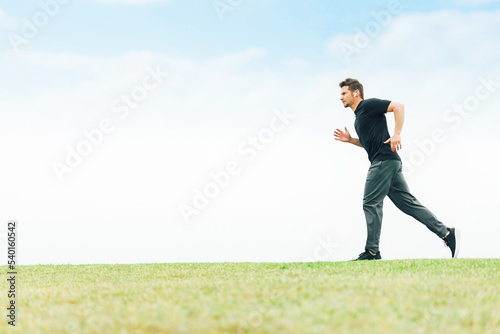 ランニング・ジョギングなど走る運動をするスポーツウェアを着たアスリートの白人男性  © buritora