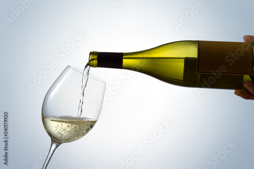 白ワインをワイングラスに注ぐ photo