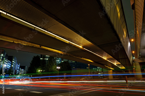 江戸橋から見上げた首都高と昭和通りの光跡 © Pirlo21