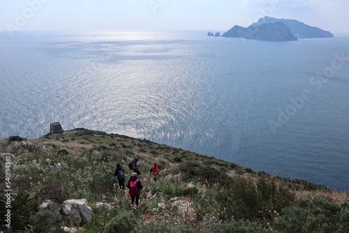 Massa Lubrense - Escursionisti lungo il sentiero che scende verso Punta Campanella