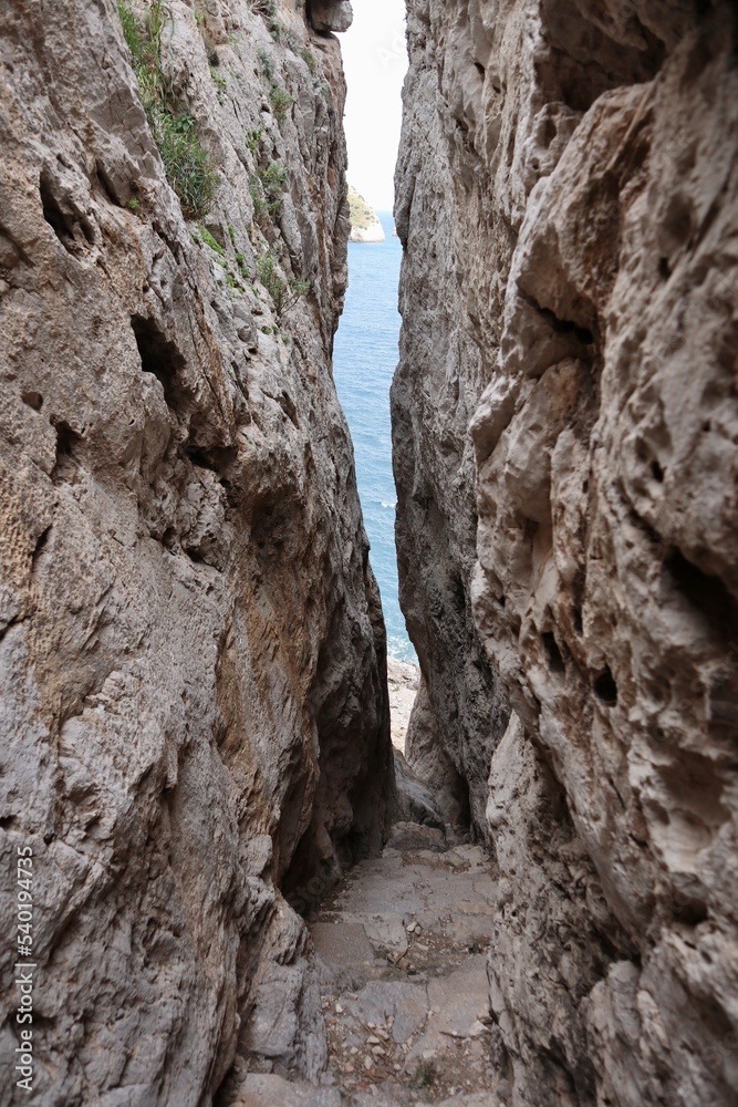 Fototapeta premium Massa Lubrense - Sentiero tra le rocce che scende verso la Grotta di Minerva
