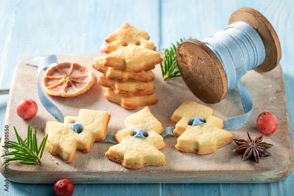 Fototapeta premium Cute butter cookies chain for Christmas tree.
