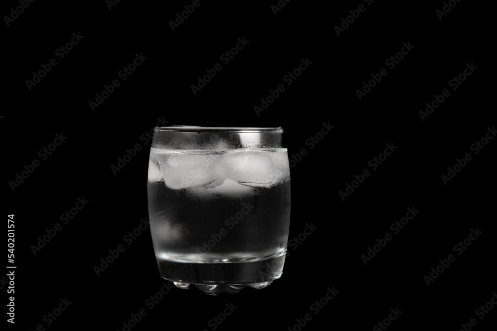 氷を入れた水 氷を入れた水