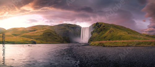 Fototapeta Naklejka Na Ścianę i Meble -  Skogafoss zum Sonnenuntergang auf Island