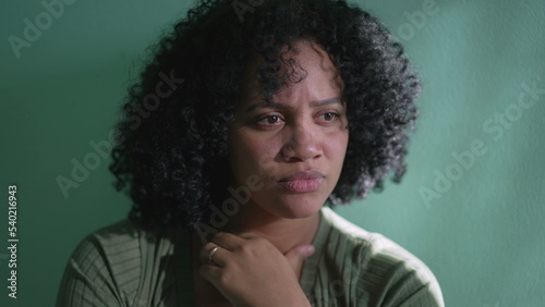 Foto Concerned woman preoccupied about the future emotion